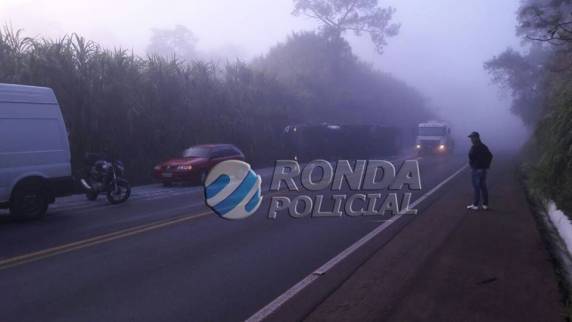 Caminhoneiro de São Martinho tomba carreta no Oeste Catarinense e fica preso nas ferragens - foto 5