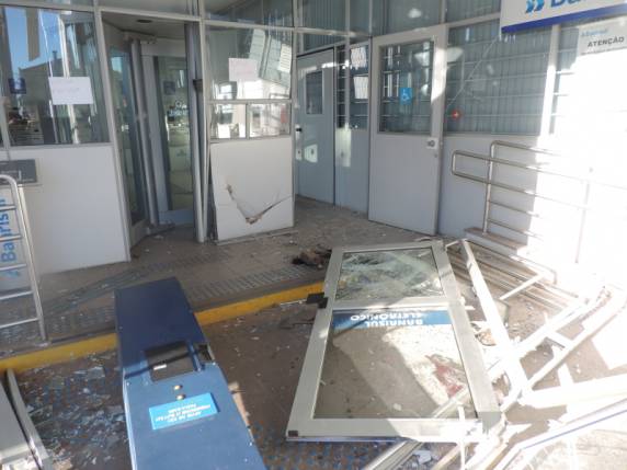 Veículo colide contra porta de entrada do
Banrisul no centro da cidade de Júlio de Castilhos; VEJA VÍDEO - foto 3