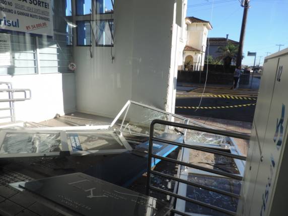 Veículo colide contra porta de entrada do
Banrisul no centro da cidade de Júlio de Castilhos; VEJA VÍDEO - foto 2