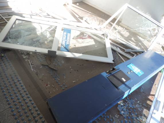 Veículo colide contra porta de entrada do
Banrisul no centro da cidade de Júlio de Castilhos; VEJA VÍDEO - foto 5