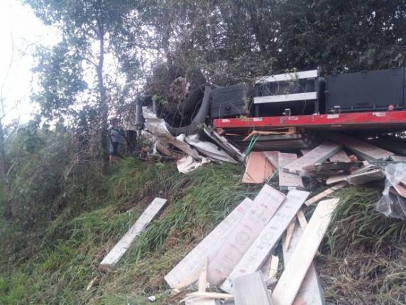 Polícia acredita que motorista tenha ficado sem freio em uma curva