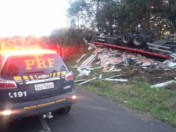Polícia acredita que motorista tenha ficado sem freio em uma curva