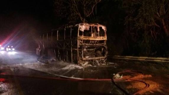 Ônibus da Reunidas pega fogo na madrugada - foto 3