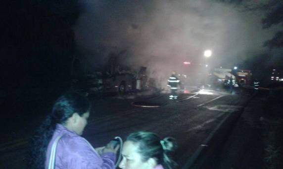 Ônibus da Reunidas pega fogo na madrugada - foto 5