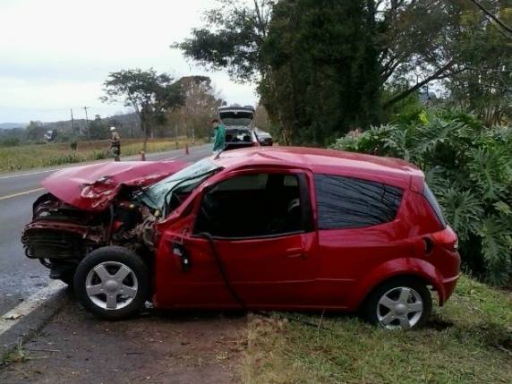 Motorista perdeu controle do veículo, saiu da pista e bateu em uma árvore