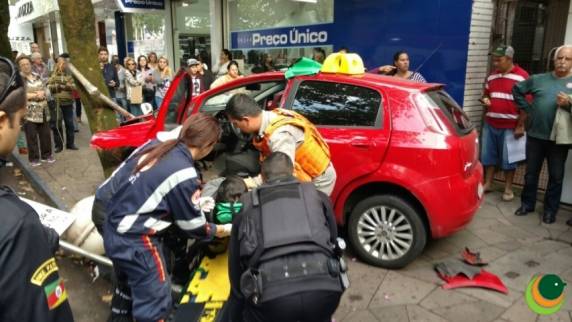 Motorista sofre mal súbito e provoca acidente no centro de Passo Fundo - foto 2
