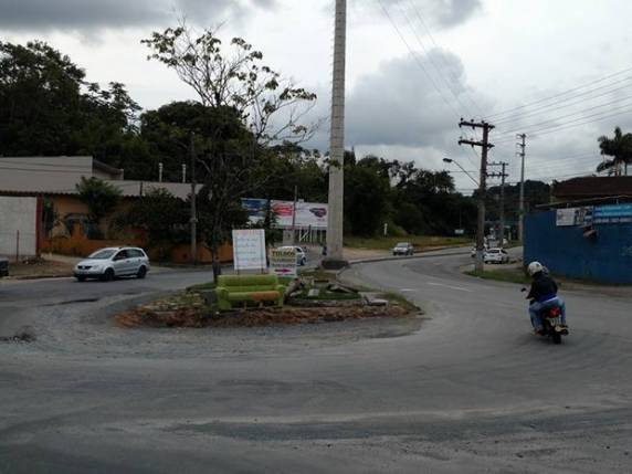 Moradores de Blumenau reclamam da poeira e dos buracos no local