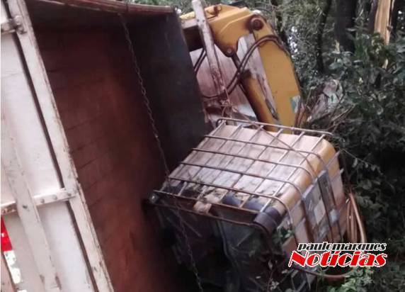 Caminhão tomba na RS-342 e dois homens ficam feridos, em
Ijuí - foto 2