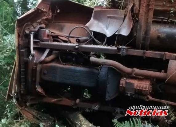 Caminhão tomba na RS-342 e dois homens ficam feridos, em
Ijuí - foto 5