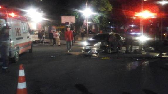 Colisão entre um Corsa e um Symbol ocorreu na madrugada desta quarta-feira