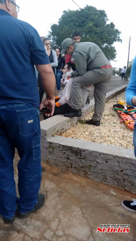 Para evitar colisão com motocicleta motorista sobe na calçada e bate veículo em árvore, em Ijuí - foto 2