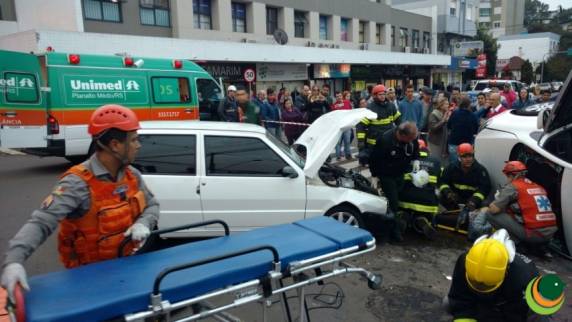 Acidente 

deixa quatro feridos no centro de Passo Fundo - foto 4