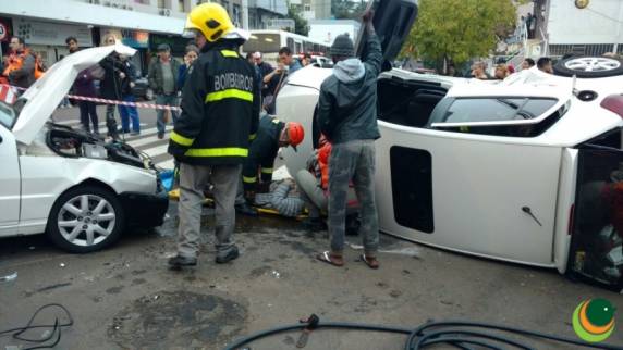 Acidente 

deixa quatro feridos no centro de Passo Fundo - foto 2