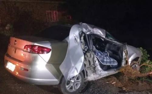 Motorista teria perdido o controle 

do carro e colidido contra um poste