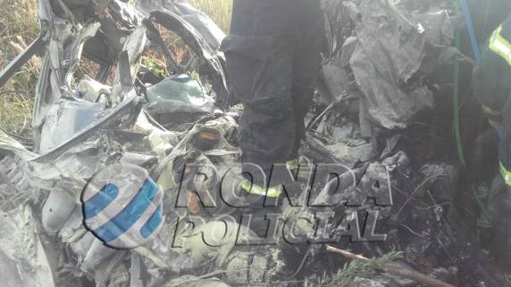 Motorista morre e carro fica destroçado por caminhão na BR-282 - foto 2