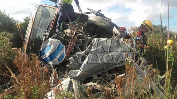 Motorista morre e carro fica destroçado por caminhão na BR-282 - foto 3