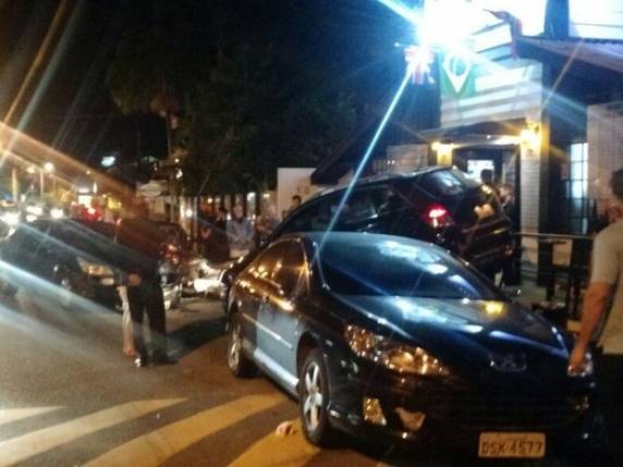 Outros veículos 

também foram danificados na noite deste sábado (14)