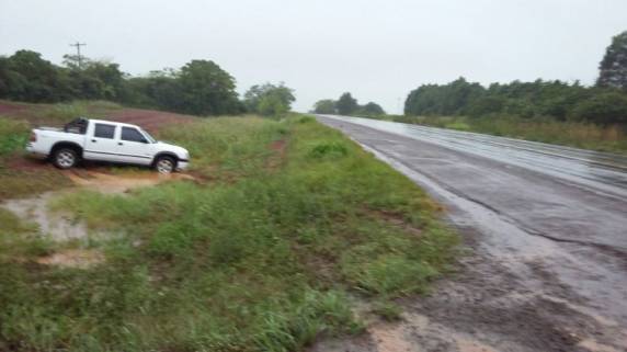 Veículo tombou fora da BR 285, em São Borja, após aquaplanar durante manobra de ultrapassagem. Outro veículo também 

aquaplanou na mesma rodovia, minutos depois do primeiro acidente