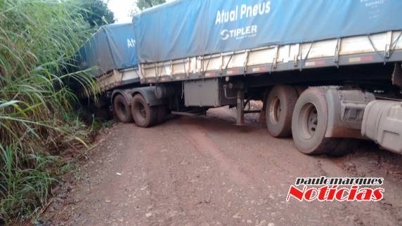 Carreta bi-trem atola e interrompe estrada no interior de Três de Maio - foto 2