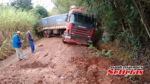 Veículo ficou atravessado em uma estrada na localidade de Rocinha