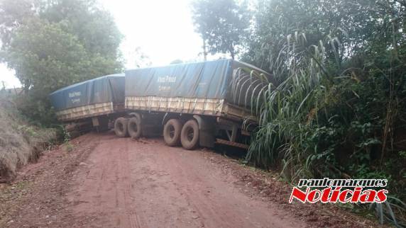 Carreta bi-trem atola e interrompe estrada no interior de Três de Maio - foto 4