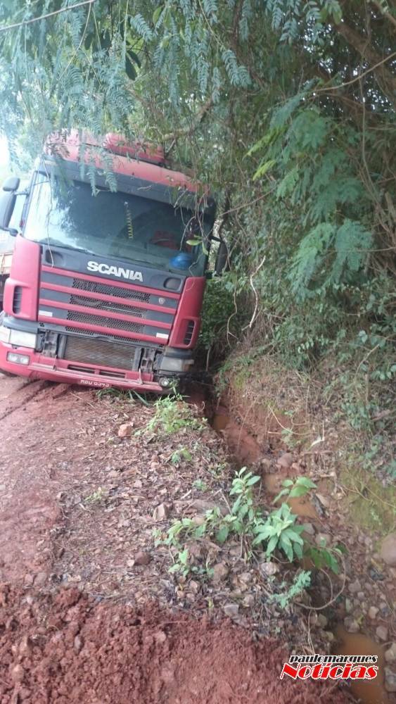 Carreta bi-trem atola e interrompe estrada no interior de Três de Maio - foto 5