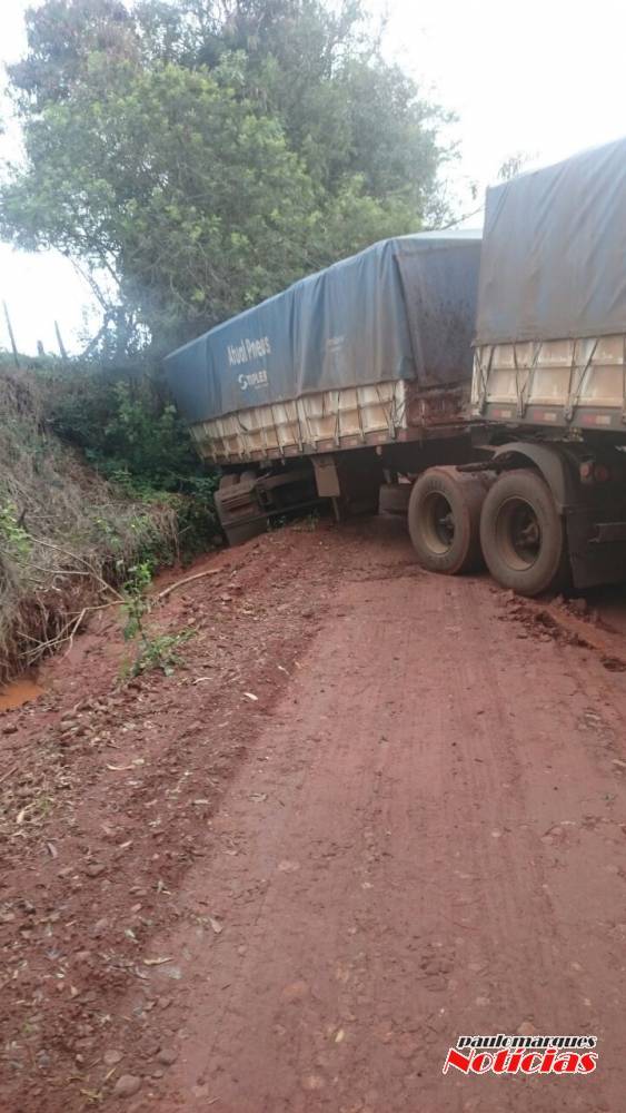 Carreta bi-trem atola e interrompe estrada no interior de Três de Maio - foto 3