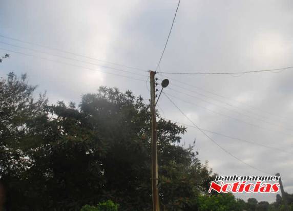 Caminhão da prefeitura bate em poste e deixa parte do bairro Oriental sem energia elétrica - foto 3