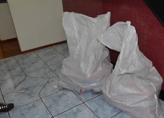 Duas pessoas foram presas; a droga 

seria vendida em Porto Alegre