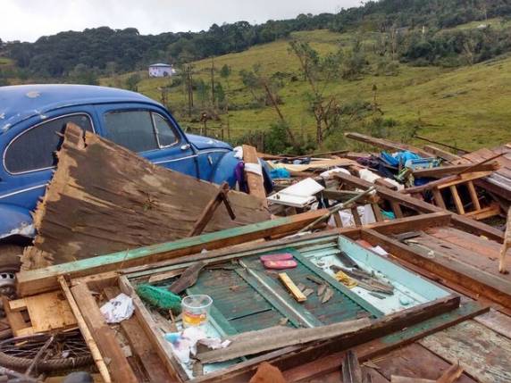 Famílias da Serra de SC recebem doações após microexplosão - foto 2
