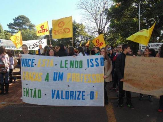 Alunos manifestam apoio à greve dos professores estaduais em ato público - foto 2
