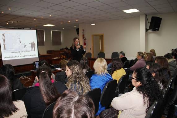 Palestra abordou a importância do trabalho em equipe e a excelência nos relacionamentos