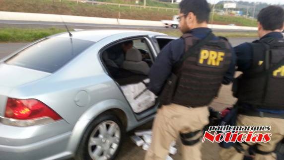 Dois jovens são presos contrabandeando cigarros em veículo com placas de Santa Rosa - foto 2