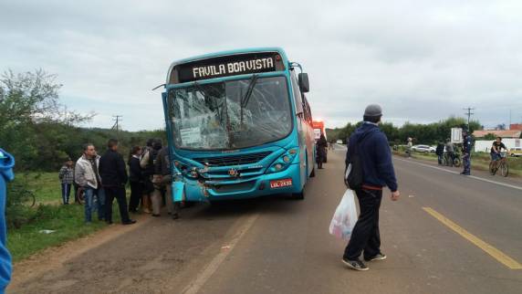 Acidente envolve
dois ônibus na BR-290 em Alegrete - foto 2