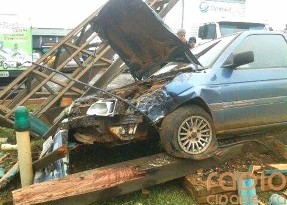 Motorista bate com veículo nas grades de
uma empresa na ERS-344 em Santo Ângelo - foto 2