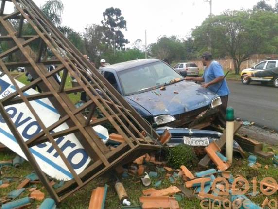 Motorista bate com veículo nas grades de
uma empresa na ERS-344 em Santo Ângelo - foto 3