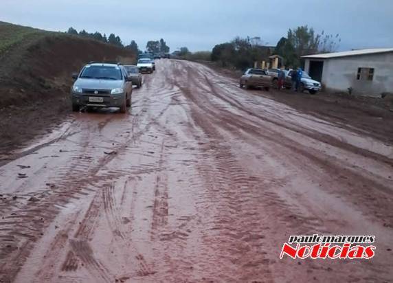 Caminhonete desliza e desce o barranco em
Senador Salgado Filho - foto 2