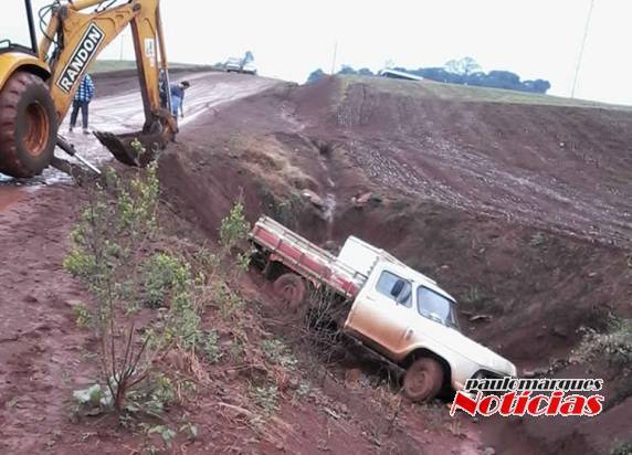 Caminhonete desliza e desce o barranco em
Senador Salgado Filho - foto 3