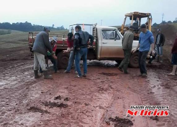 Caminhonete desliza e desce o barranco em
Senador Salgado Filho - foto 5