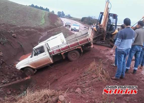 Caminhonete desliza e desce o barranco em
Senador Salgado Filho - foto 4