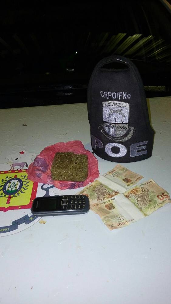 Policiais do POE/BM
prendem jovem com maconha em Santa Rosa - foto 3