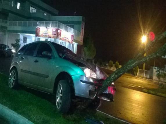 Veículo colide em árvore 

no centro de Três Passos - foto 2