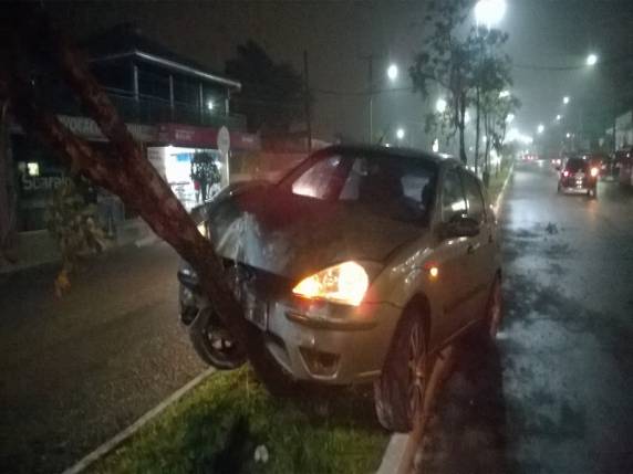 Veículo colide em árvore 

no centro de Três Passos - foto 3