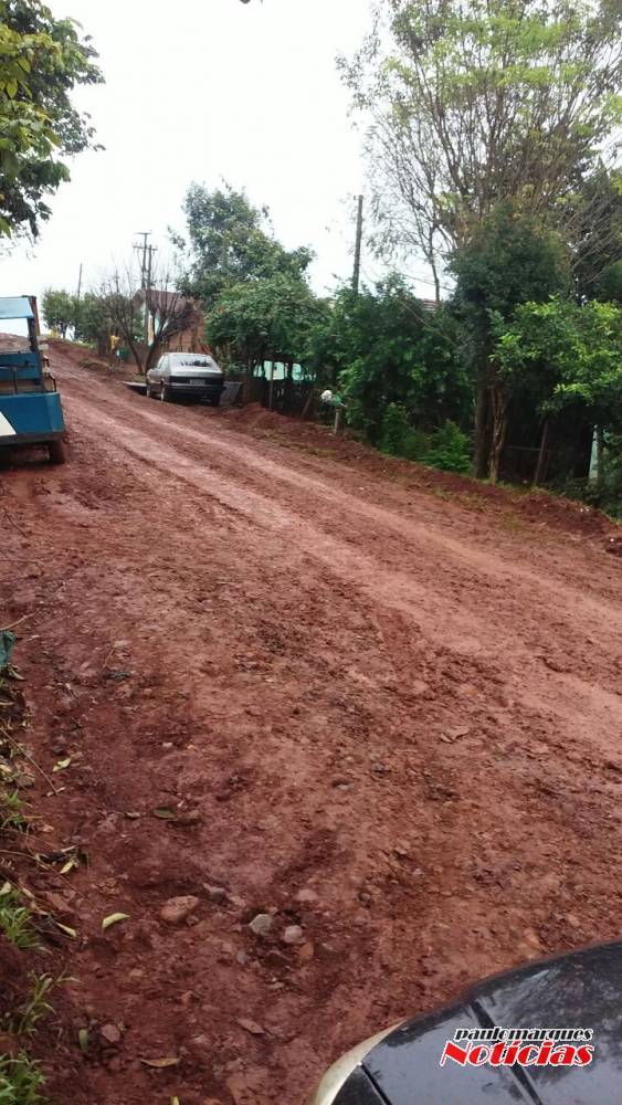 Moradores
do bairro Guaíra estão revoltados com a lama na rua Jardim - foto 2