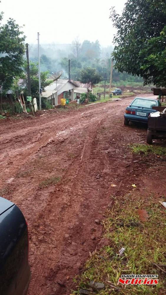 Moradores
do bairro Guaíra estão revoltados com a lama na rua Jardim - foto 3