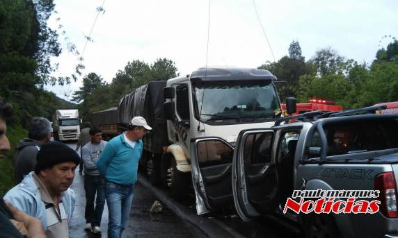 Acidente envolve dois caminhões de Santa Rosa e uma caminhonete em
Santa Catarina - foto 5