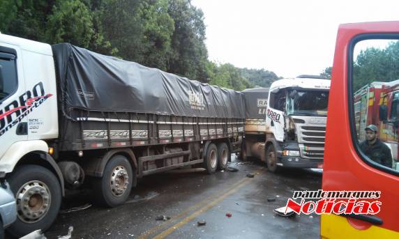 Acidente envolve dois caminhões de Santa Rosa e uma caminhonete em
Santa Catarina - foto 6