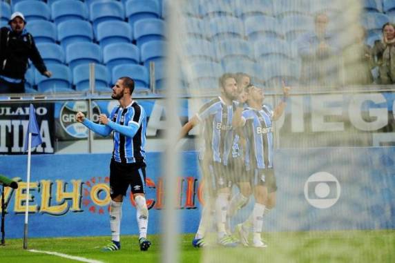 Zagueiro marcou após cobrança de escanteio de Luan 
