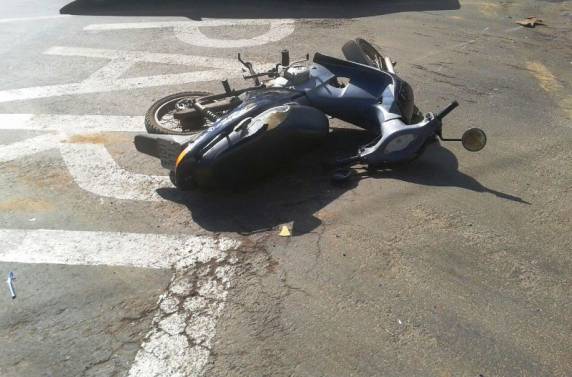 Condutor da moto foi socorrido pelo resgate do Corpo de Bombeiros com suspeita de fratura em um dos ombros