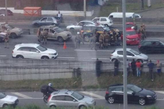 Motorista bateu o Celta no km 204 da BR-

101